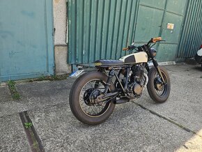 Yamaha SR 400 Cafe Racer - 3