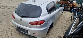 Lacno rozpredám Alfa Romeo 147 na náhradné diely - 3