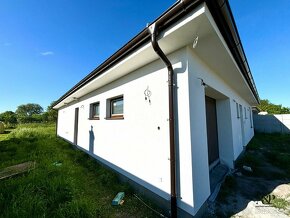 NA PREDAJ NOVOSTAVBA RODINNÉHO DOMU S GARÁŽOU, POZEMOK 701M2 - 3