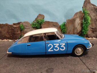 Prodám model 1:18 Citroen DS19 Berline 1963 - 3