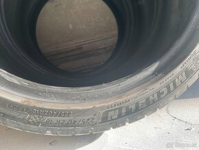 225/40R18 - 3