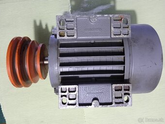 Asynchrónny motor s remenicou MEZ Mohelnice 3AP71-4, 370 W - 3