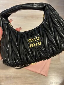 Miu Miu Wander matelassé nappa hobo bag - čierna (MM1) - 3