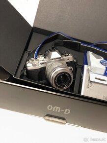 Olympus E-M10 Mark III Pancake Double Zoom kit silver - 3