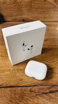 Apple AirPods (3. generácia) s MagSafe nabíjacím puzdrom - 3