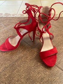 Červené sandále na viazanie - 3