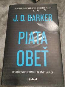 J. D. Barker: Štvrtá opica; a Piata obeť - 3