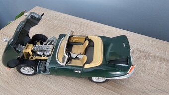 JAGUAR E 1961 - Burago 1/18 - 100% stav - 3