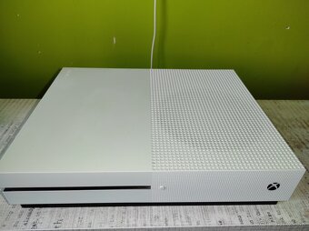 Xbox one s , 1TB  + 19 hier a ovládač - 3