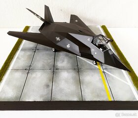 Predám F-117A Nighthawk aj podložkou, mierka 1/48 - 3