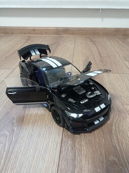 Model Ford Mustang 1:18 - 3