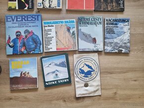 Knihy o horolezectve a zástava z expedice Himaláj - 3