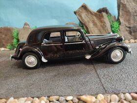 prodám model 1:18 citroen 15cv 6cyl 1952 - 3