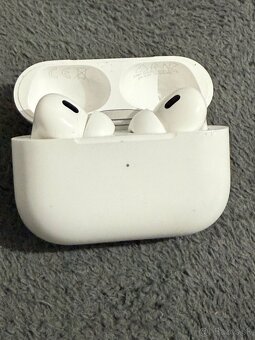 Predám Apple AirPods PRO 2 Generácia USB C Minimálne známky - 3