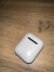 apple airpod case. - 3