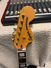 Fender Squier 40th Anniversary Stratocaster Gold Edition - 3