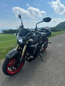 Suzuki GSR 750 - 3