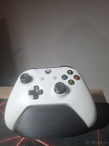 Štýlový  stojan na ovládač od xboxu - 3