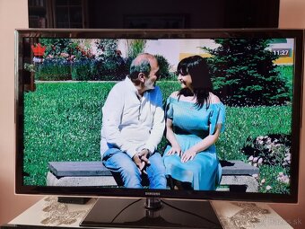 Predám LED TV SAMSUNG UE40D5500RW FULL HD - 3