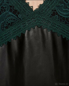 ZARA Čierne jemné koženkové šaty s vyšívaným detailom - 3