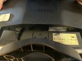 Predame monitor Samsung s uhloprieckou 19” - 3