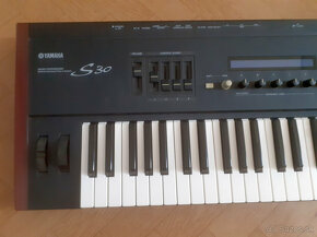 Syntezátor Yamaha S30 s PLG100-VL - 3