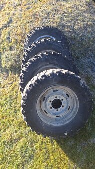 Predám terénne pneu 235/75R15 s diskami 6x139,7 - 3