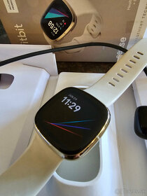 Damske sportove hodinky Fitbit Sense – Lunar White/Soft Gold - 3