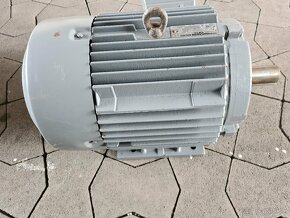 Predám pätkový el.motor 3kW 715ot hriadeľ 38mm - 3