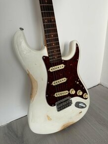 TOP - FENDER STRATOCASTER - 3