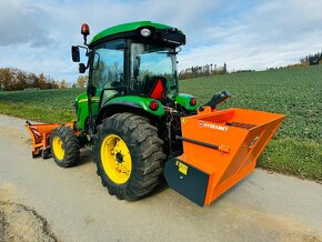 Komunální traktor JOHN DEERE 4720. - 3