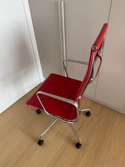 Kancelarska stolicka Vitra Aluminium EA 119 - cervena - 3