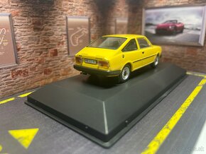 Škoda Garde 1:43 na podstavci + časopis - 3