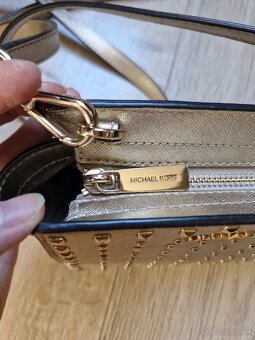 Michael Kors pale gold zlata vybijana kabelka cez plece - 3