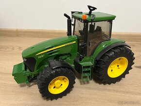 Bruder traktor John Deere - 3