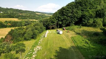 REZERVOVANÉ Exkluzívny stavebný pozemok s panoramatickými vý - 3