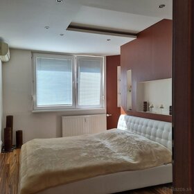 Prenájom veľký moderný 3-izbový byt.  ,,ŠTÚROVO'' - 3