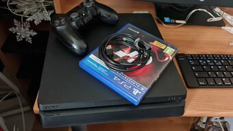 Playstation 4 plne funkčná, blbne ovládač,popis v texte,1hra - 3