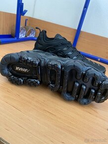 NEW NIKE Vapormax 44 - 3