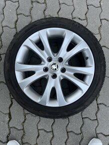 5x112 - 225/45 R17 - Originál Škoda ALU disky - letné pneu - 3