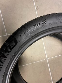 Nové Michelin Pilot Sport 4S 325/30 ZR19 - 3