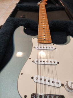 Fender Stratocaster - 3