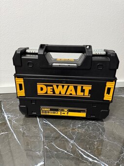 kladivo DeWalt D25134K - 3