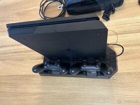 PS4 Slim 1TB + výbava a hry - 3