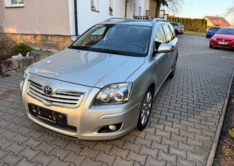 Toyota Avensis 2,0D4-D Serviska klima Top sta nafta manuál - 3