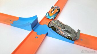 Hot Wheels križovatka so skokom - 3