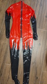 Latexový catsuit - čierno-červený - 3