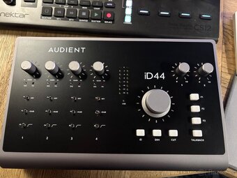 Predám zvukovku - Audient iD44 MKII - 3