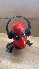 Stojan na sluchadla deadpool - 3