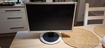 Predam monitor LG k PC velkost 19". - 3